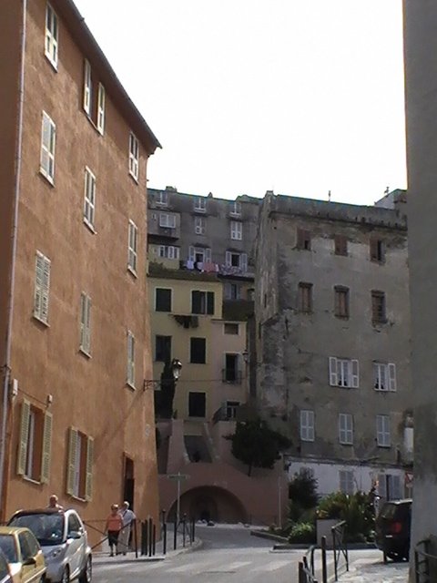 Ajaccio, 2008: узкая улочка между оштукатуренными домами и арочным проходом