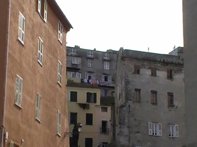 Ajaccio, 2008: узкая улочка между оштукатуренными домами и арочным проходом