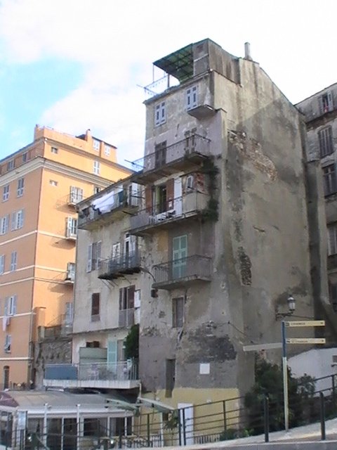 Ajaccio, 2008: старинный дом с балконами и облупившейся штукатуркой