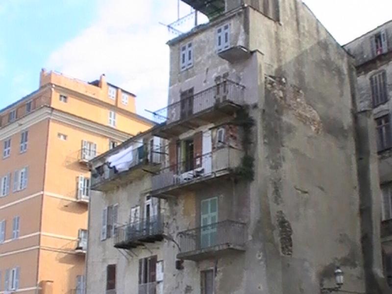 Ajaccio, 2008: старинный дом с балконами и облупившейся штукатуркой