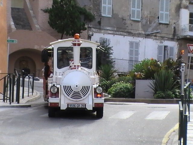 Туристический поезд в Ajaccio, 2008: белый локомотив с номером 9596 CR 28