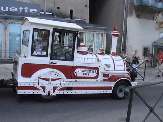 Ajaccio, 2008: красно-белый паровозик с надписью «MUSON-RIVER 1894»