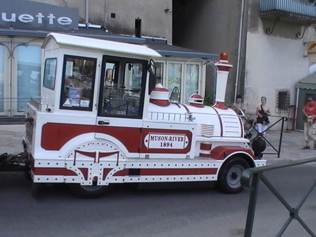Ajaccio, 2008: красно-белый паровозик с надписью «MUSON-RIVER 1894»