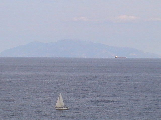 Ajaccio, 2008: парусник и грузовик у подножия Корсиканских гор