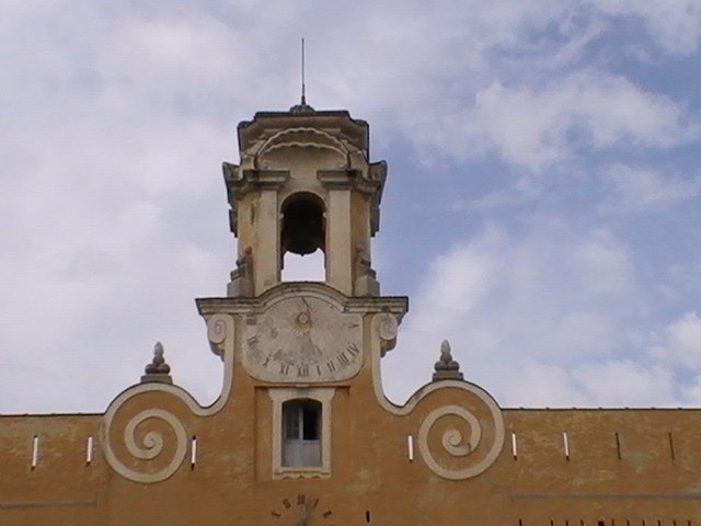 Ajaccio, 2008: башня с часами и солнечными часами над оранжевой стеной