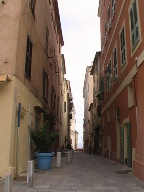 Ajaccio, 2008: узкая улочка между оштукатуренными домами с зелёными ставнями
