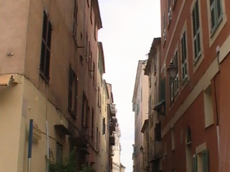 Ajaccio, 2008: узкая улочка между оштукатуренными домами с зелёными ставнями