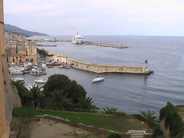 Ajaccio, 2008: портовый бульвар с крепостной стеной и круизным лайнером у причала