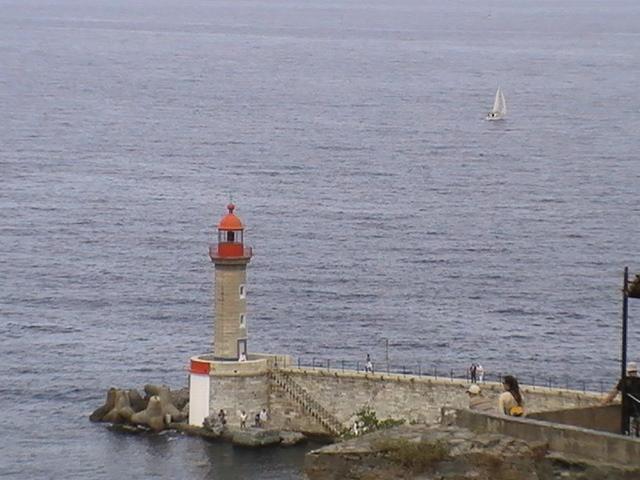 Лето 2008, Ajaccio: красный фонарь на каменном пирсе у моря