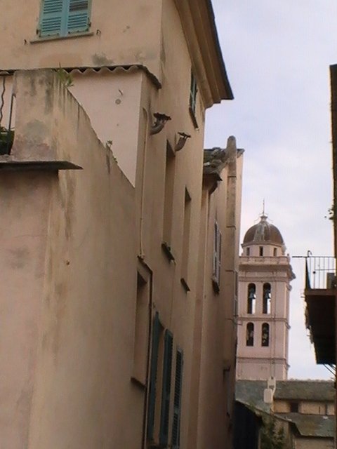 Ajaccio, 2008: узкий проход между бежевыми домами и колокольней собора