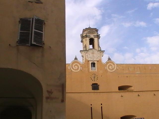 Ajaccio, 2008: желтая башня с часами и ветряной мельницей на фасаде