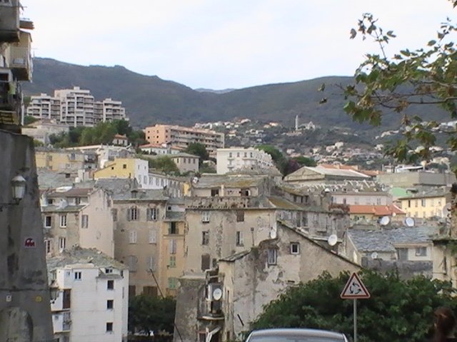 Ajaccio, 2008: старые каменные дома у подножия гор