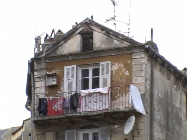Ajaccio, 2008: балкон с вывешенным бельём и двумя воробьями на крыше