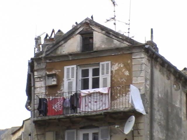 Ajaccio, 2008: балкон с вывешенным бельём и двумя воробьями на крыше