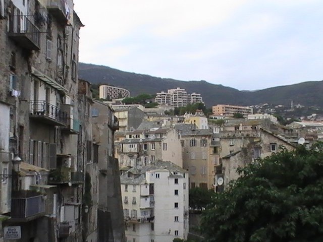 Ajaccio, 2008: старые каменные дома и холмы на фоне