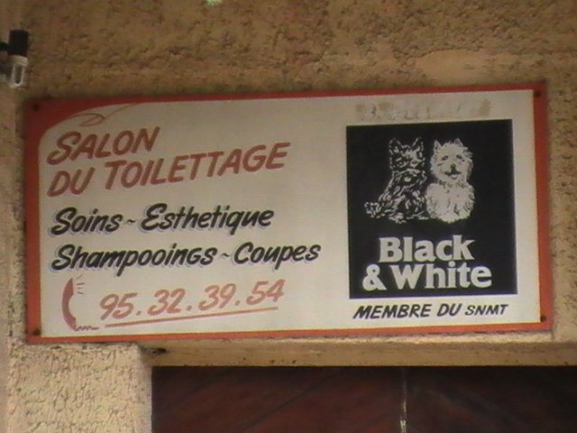 Ajaccio, 2008: вывеска салона «Black & White» у входа в здание