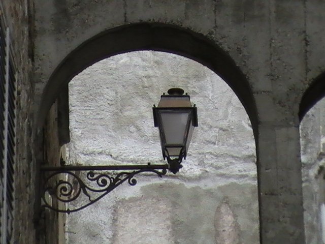 Ajaccio, 2008: фонарь у арки старой каменной стены