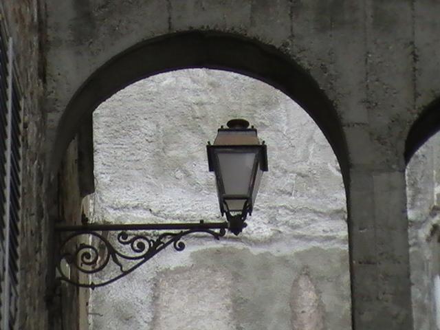 Ajaccio, 2008: фонарь у арки старой каменной стены