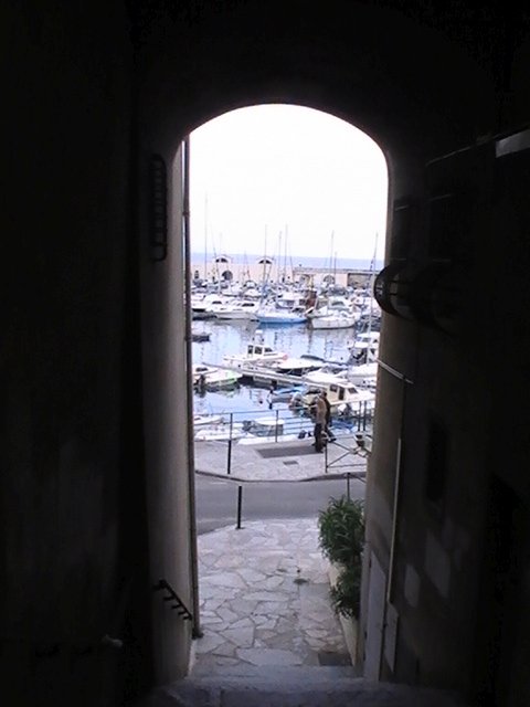Ajaccio, 2008: арка ведёт к гавани с яхтами и бетонной набережной