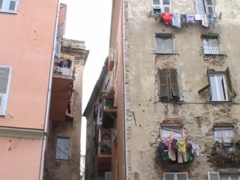 Ajaccio, 2008: узкий переулок между обветшалыми домами с бельём на балконах