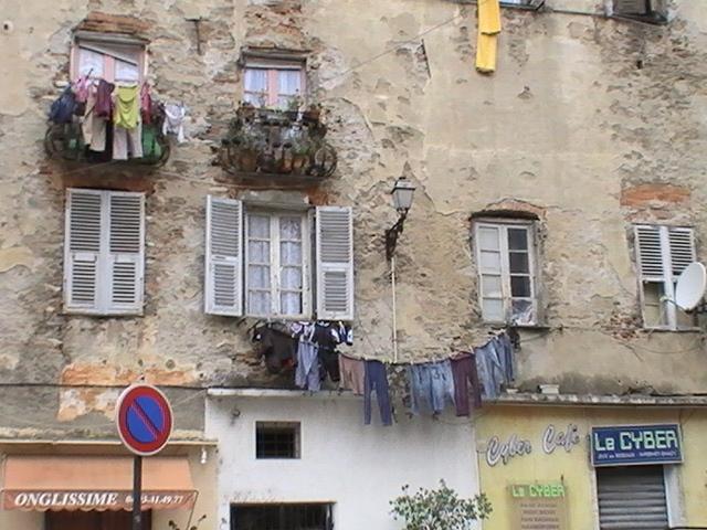 Ajaccio, 2008: фасад с бельём на верёвке и вывеской 'Le CYBER'
