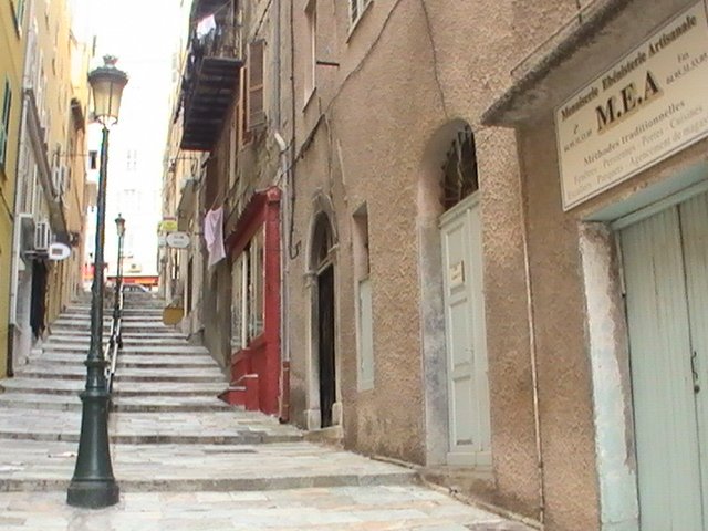 Ajaccio, 2008: каменные ступени между старыми домами и вывеской M.E.A.