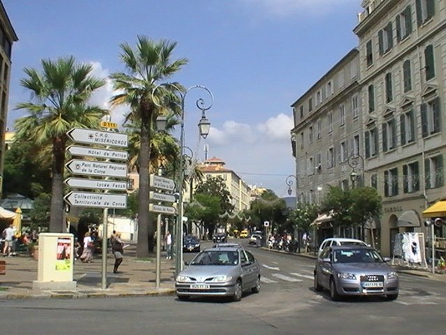 Ajaccio, 2008: улица с пальмами и указателями к Мисерикорде и Парику