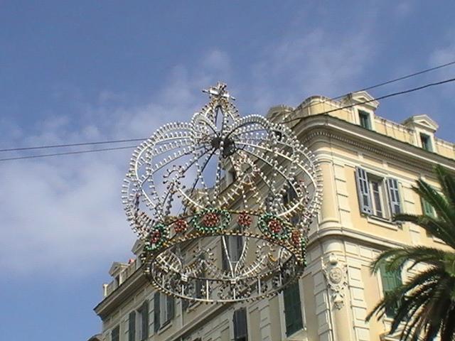 Ajaccio, 2008: металлический орнамент над бежевым фасадом с зелёными ставнями