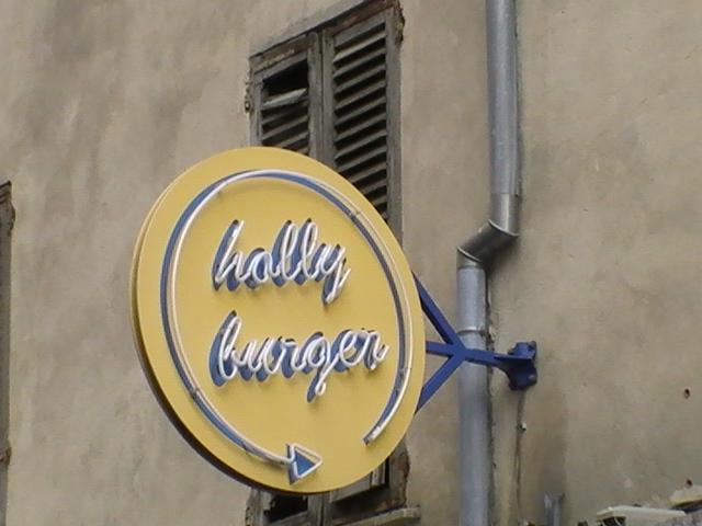 Ajaccio, 2008: жёлтая вывеска «hally burger» у старой стены