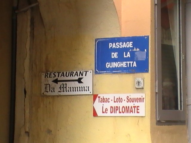Ajaccio, 2008: вывески у прохода La Guinghetta и ресторана Da Mamma