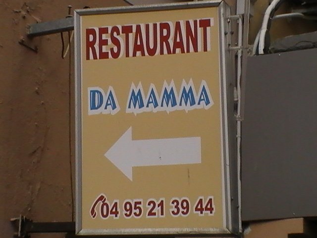 Ajaccio, 2008: вывеска ресторана «Da Mamma» с указателем и номером телефона