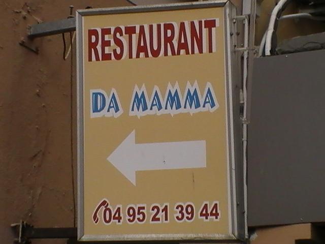 Ajaccio, 2008: вывеска ресторана «Da Mamma» с указателем и номером телефона