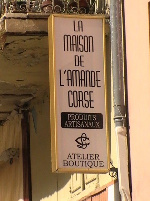 Ajaccio, 2008: вывеска «La Maison de l'Amande Corse» у старинного дома