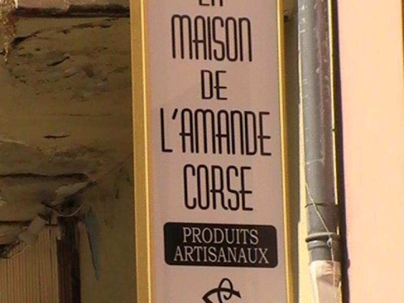 Ajaccio, 2008: вывеска «La Maison de l'Amande Corse» у старинного дома