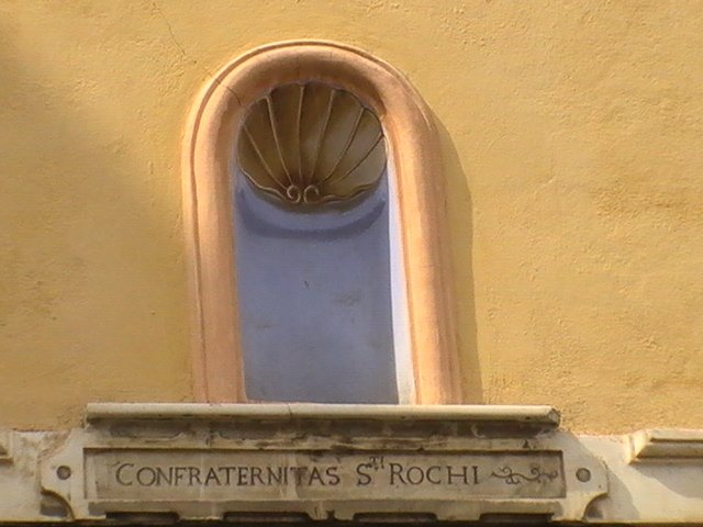 Ajaccio, 2008: арка с раковиной и надпись «Confraternitas S. Rochi»