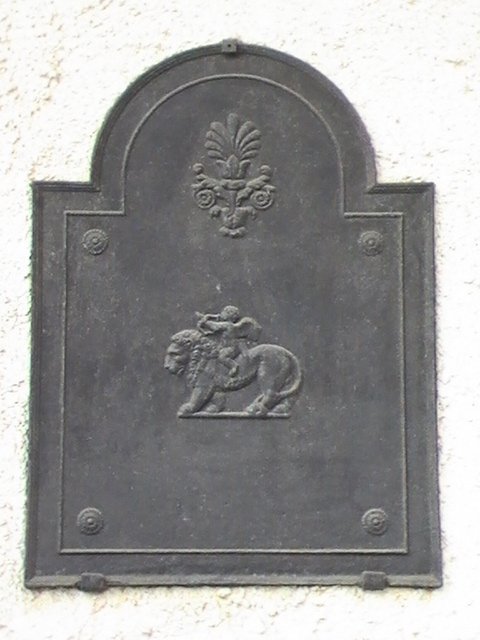 Памятная табличка с львом и всадником в Аяччо, 2008