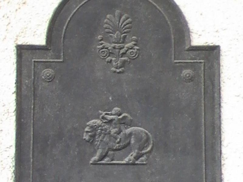 Памятная табличка с львом и всадником в Аяччо, 2008