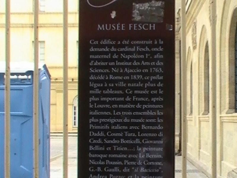 Музей Феш в Аяччо: табличка о коллекции и архитектуре 1763 года