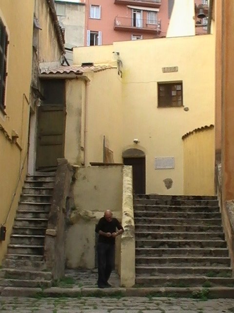 Ajaccio, 2008: каменные ступени между жёлтыми стенами и тихим уличным ритмом