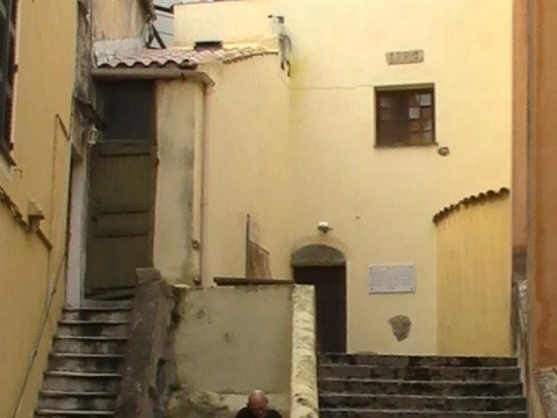Ajaccio, 2008: каменные ступени между жёлтыми стенами и тихим уличным ритмом