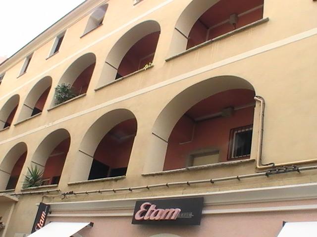 Ajaccio, 2008: фасад с арочными балконами и вывеской «Etam»