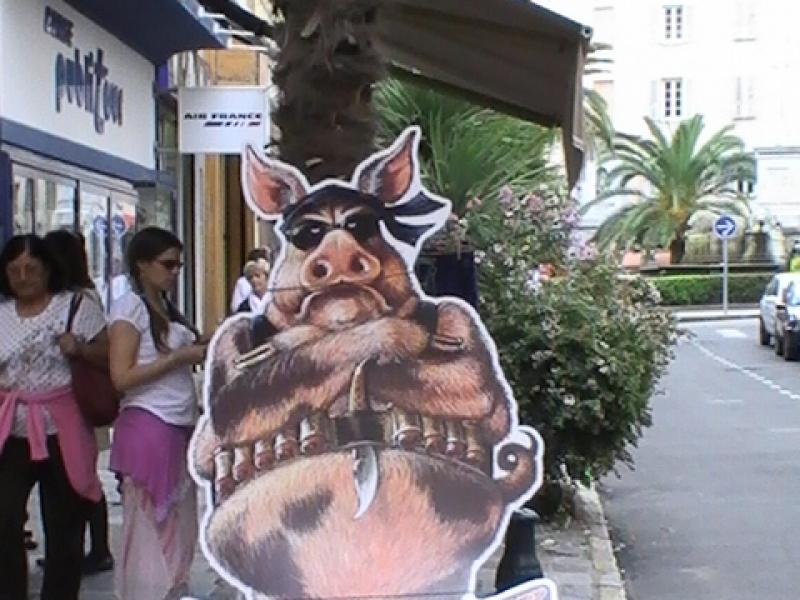 Ajaccio, 2008: стилизованная свинья с пистолетом у входа в магазин T-shirts