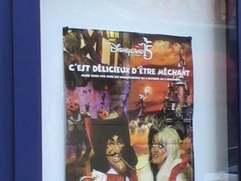 Ajaccio, 2008: рекламный плакат Disneyland Paris в витрине магазина