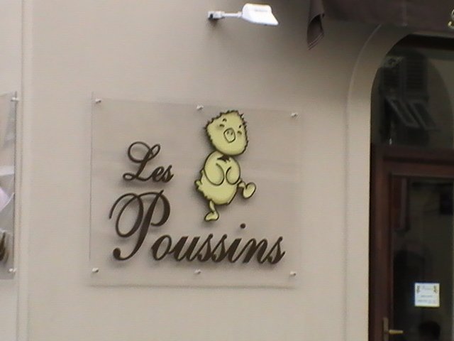 Ajaccio, 2008: вывеска «Les Poussins» у входа в магазин