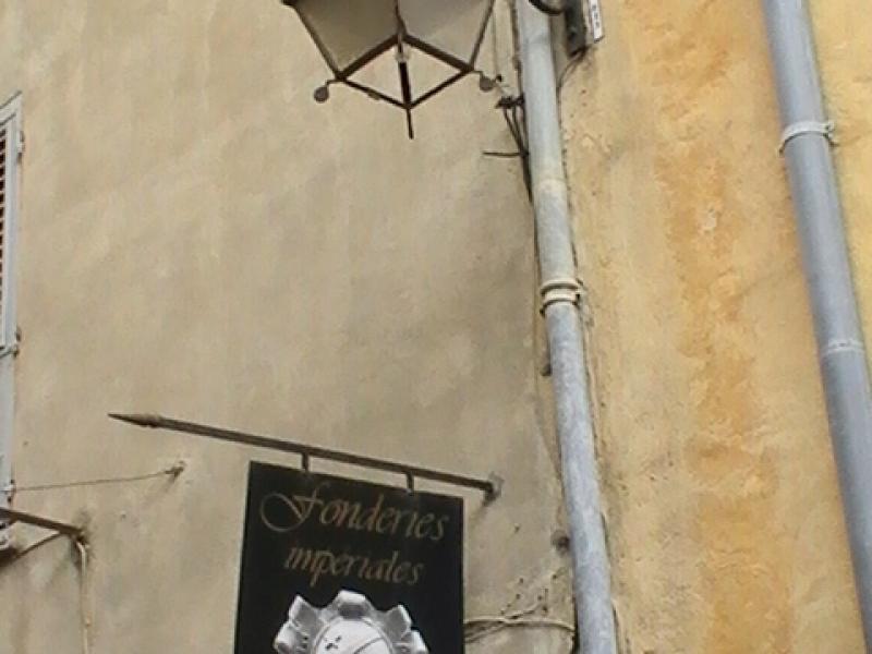 Ajaccio, 2008: вывеска «Fonderies impériales» над узкой улочкой