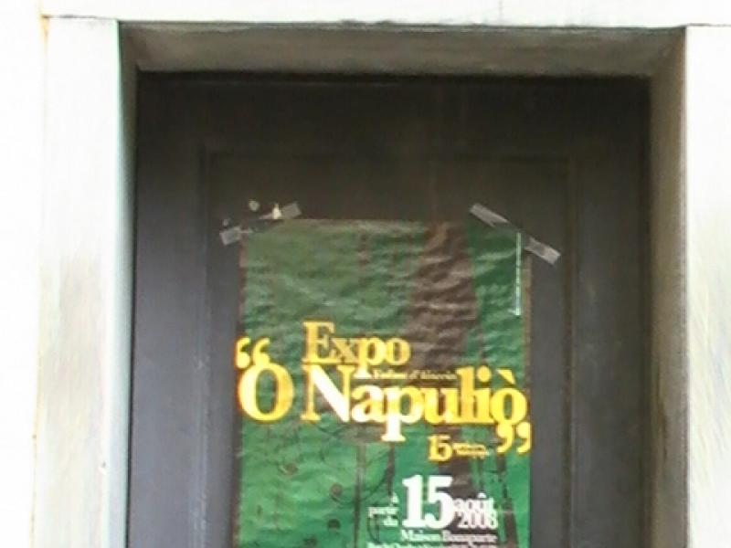 Ajaccio, 2008: постер выставки «Expo O Napulìò» на двери с решёткой