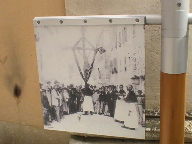 Ajaccio, 2008: крестный ход у старинной стены
