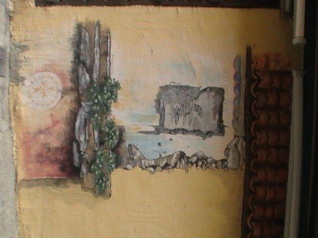 Стена с фреской вAjaccio, 2008: руины, зелень и черепица