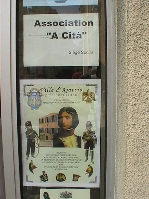 Ajaccio, 2008: вывеска ассоциации «A Cita» и плакат о городе-империи