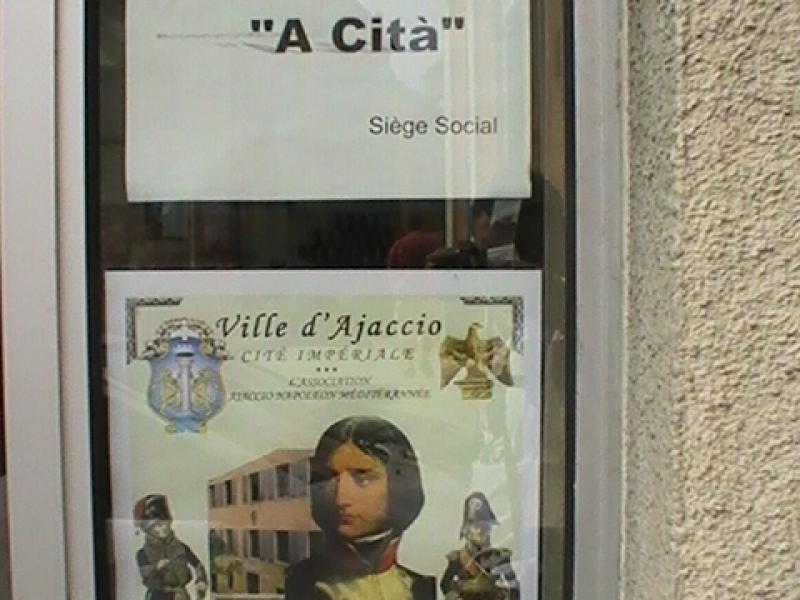 Ajaccio, 2008: вывеска ассоциации «A Cita» и плакат о городе-империи